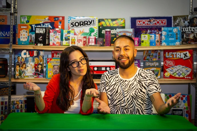 miembros-de-neon-panda-en-estudio-de-grabacion-1200x800px